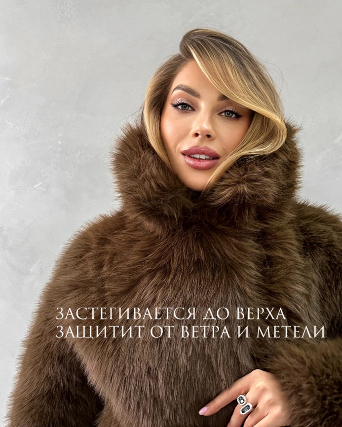 Короткая шуба из экомеха под соболя каштанового цвета фото 5