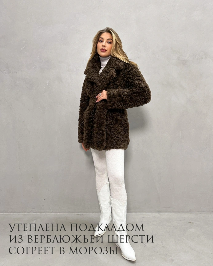 Короткая двубортная шуба из экомеха «тиградо» в шоколадном оттенке фото 2