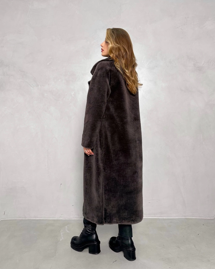 Длинная шуба из экомеха под мутон шоколадного цвета фото 12