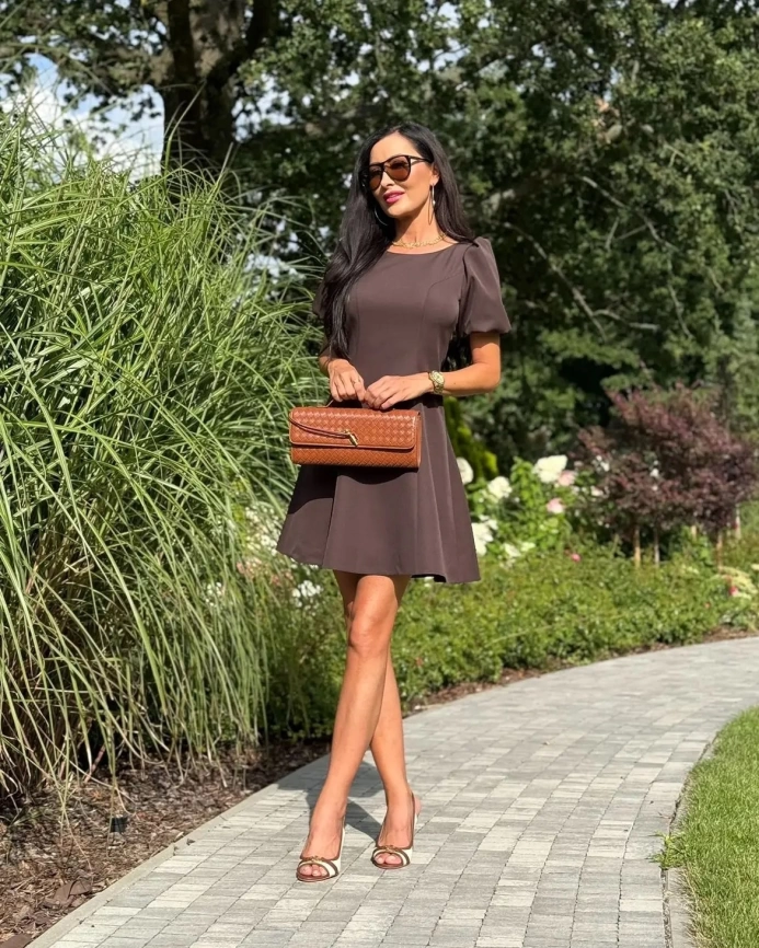 Короткое шоколадное платье А-силуэта с рукавами-воланами фото 2