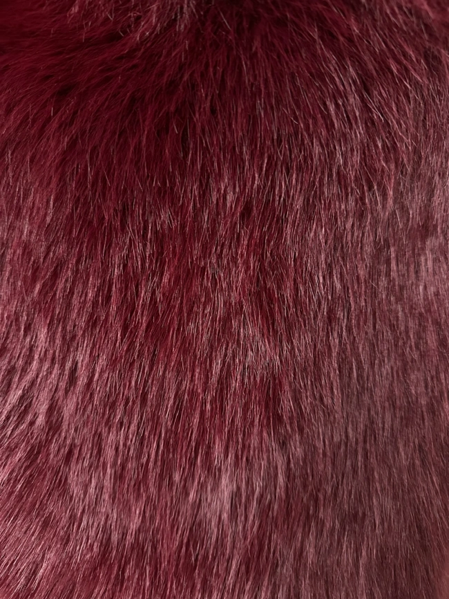 Короткая шуба из эко меха под соболя бордового цвета фото 11