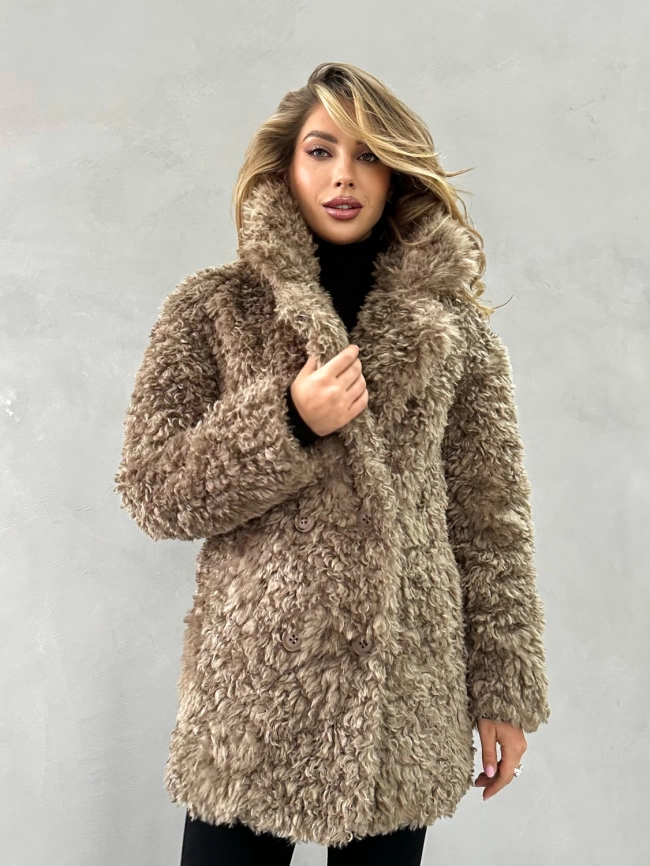 Короткая двубортная шуба из экомеха в бежевом оттенке фото 2