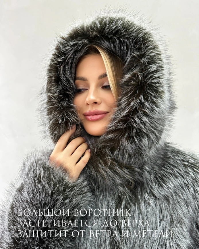 Короткая шуба из экомеха «чернобурка» с капюшоном фото 6