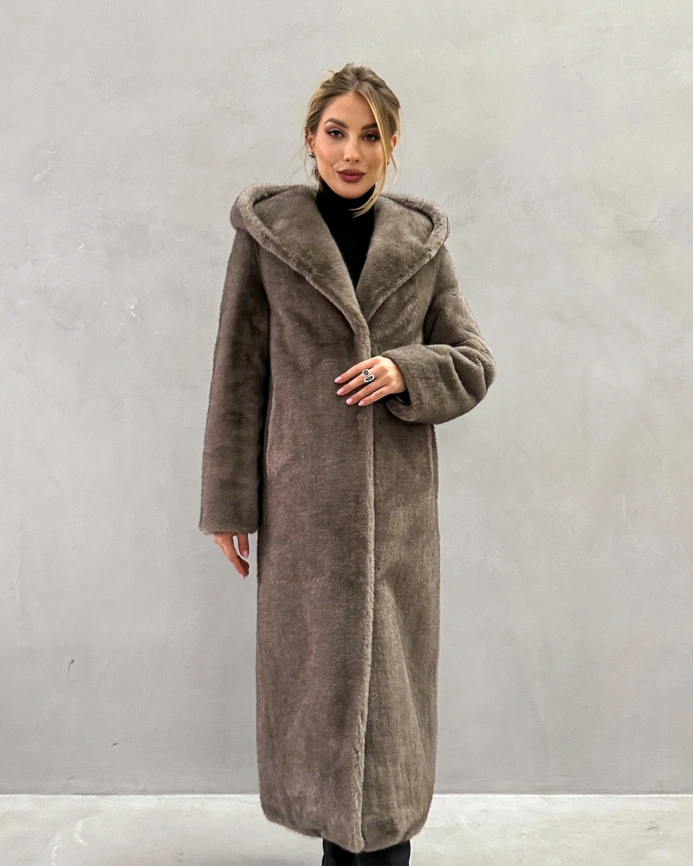 Длинная шуба с капюшоном из искусственного меха с фактурой норки в оттенке «мили-капучино» фото 5