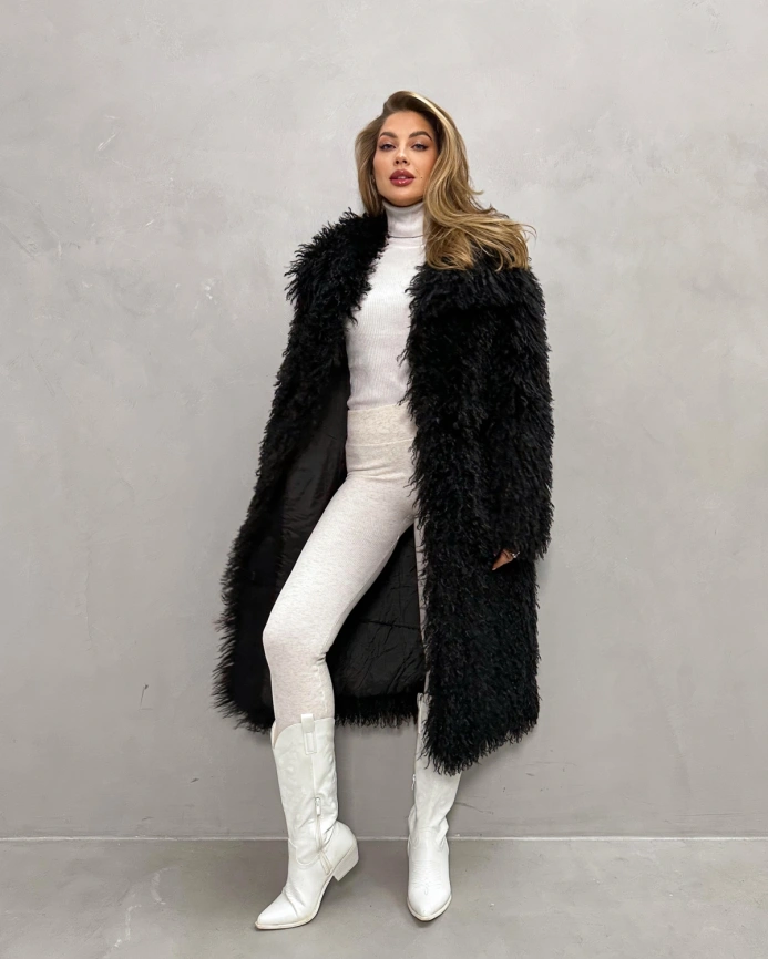 Длинная черная шуба из эко меха под ламу с запахом фото 5