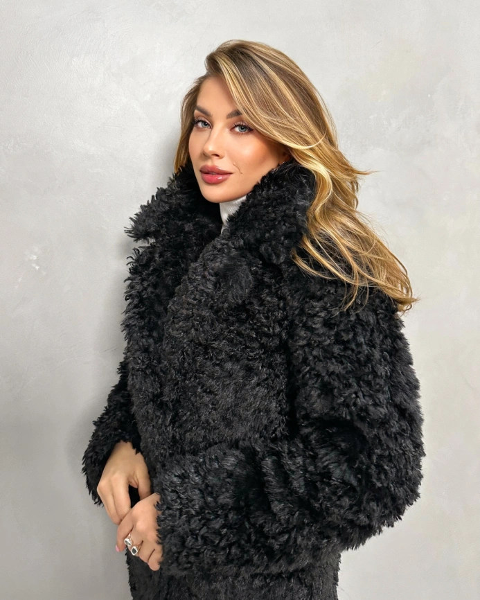 Длинная черная шуба-пальто из экомеха с кудрявой фактурой фото 9
