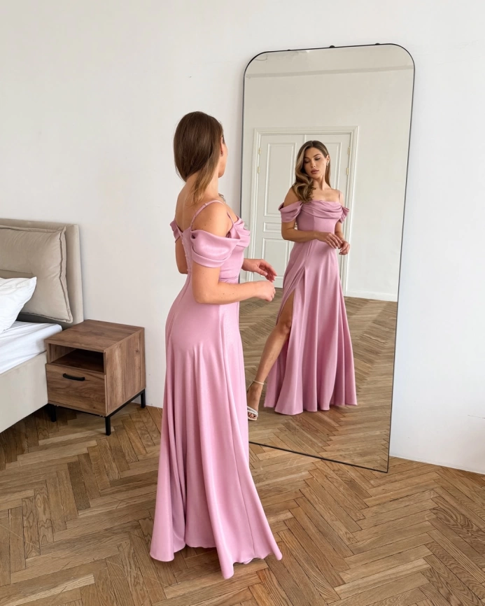 dlinnoe-pudrovoe-nezhno-rozovoe-vechernee-plate-so-spuschennymi-plechikami-i-razrezom-po-noge-La-Divina-2