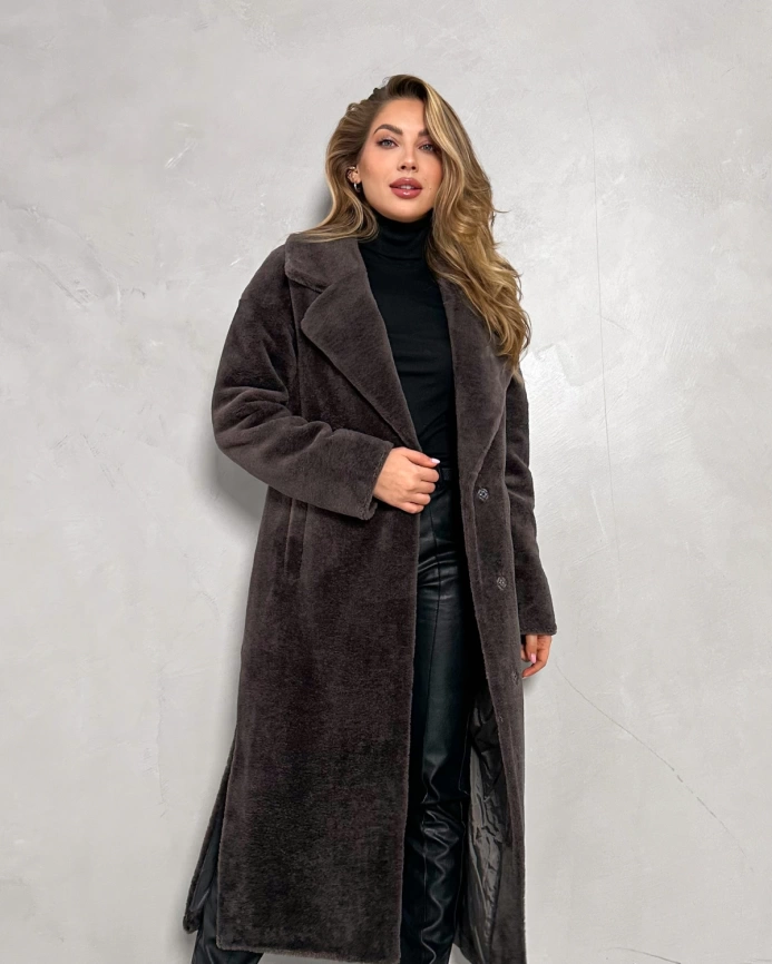 Длинная шуба из экомеха под мутон шоколадного цвета фото 2