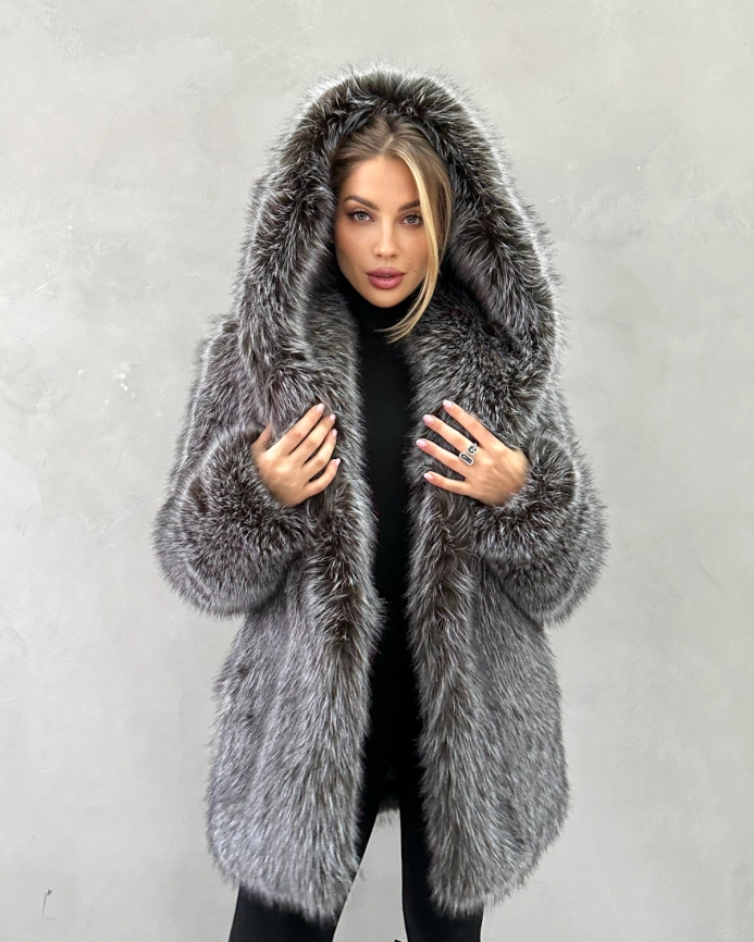 Короткая шуба из экомеха «чернобурка» с капюшоном фото 4