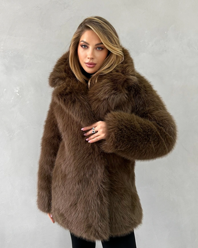Короткая шуба из экомеха под соболя каштанового цвета фото 6