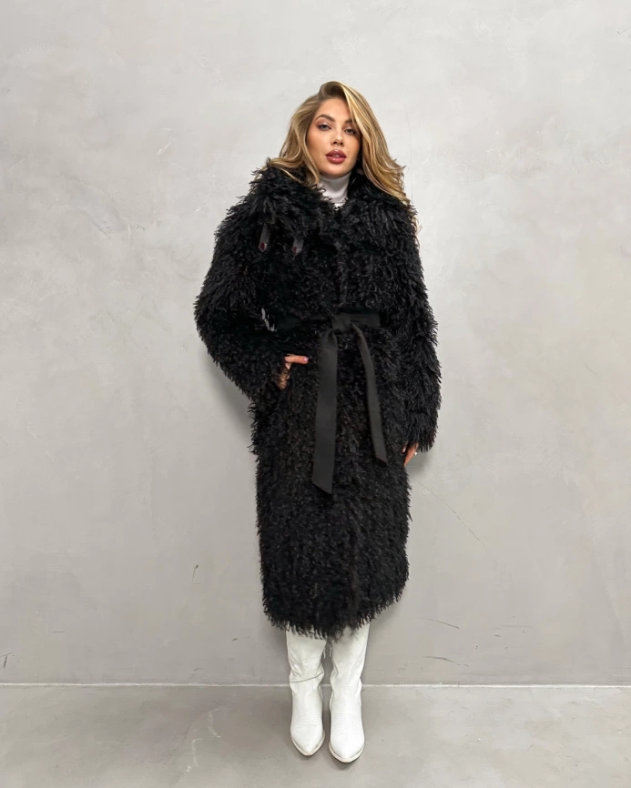 Длинная черная шуба из эко меха под ламу с запахом фото 2