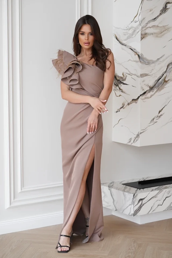 Длинное вечернее платье-футляр с асимметричным плечом цвета капучино фото 4