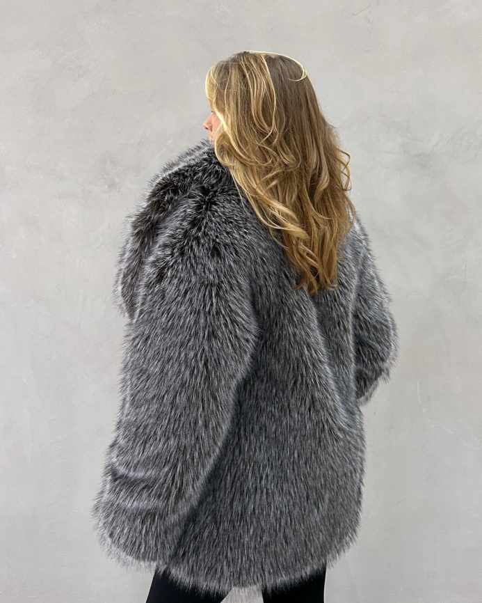 Короткая шуба из экомеха «чернобурка» с воротником фото 10