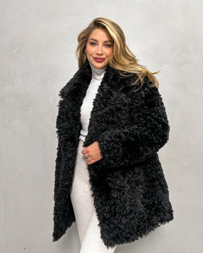 Короткая двубортная шуба из экомеха «тиградо» в черном цвете фото 3