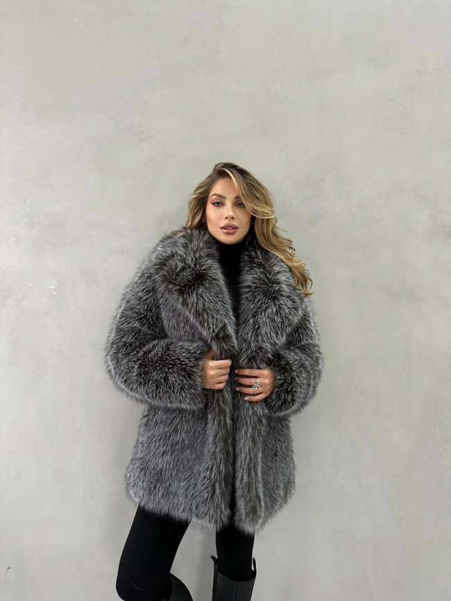 Короткая шуба из экомеха «чернобурка» с воротником фото 3