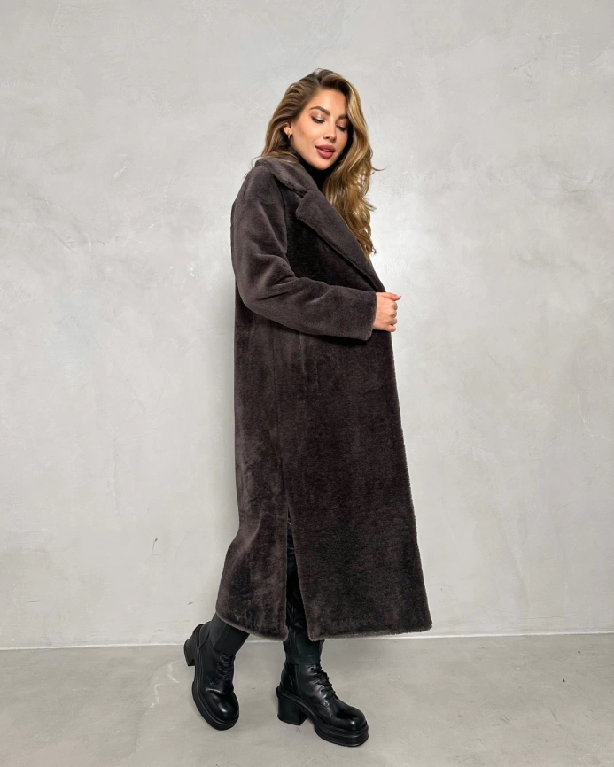 Длинная шуба из экомеха под мутон шоколадного цвета фото 11