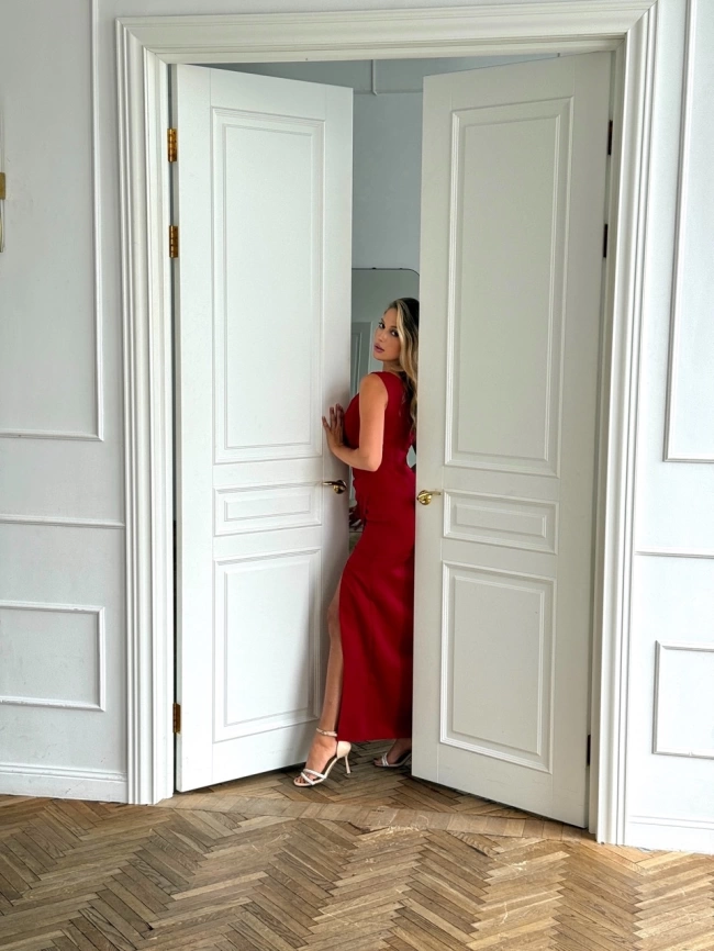 dlinnoe-bordovoe-plate-futlyar-s-v-obraznym-dekolte-4