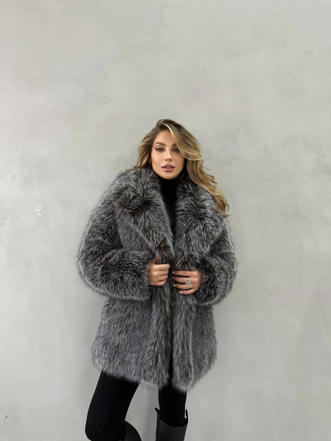 Короткая шуба из экомеха «чернобурка» с воротником фото 3