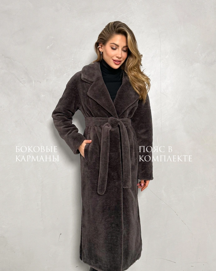 Длинная шуба из экомеха под мутон шоколадного цвета фото 4