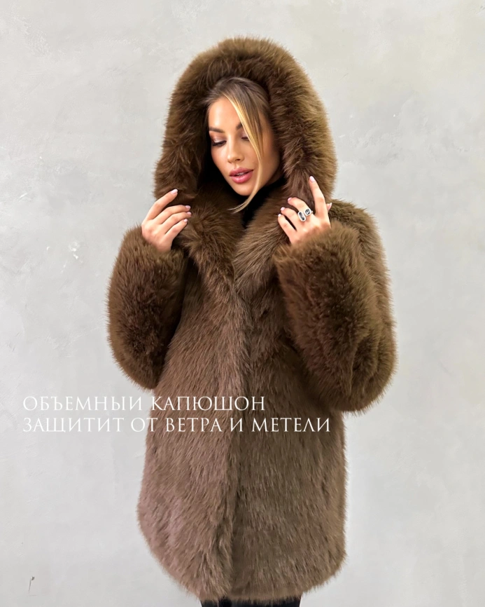 Короткая шуба с капюшоном из экомеха под соболя фото 4