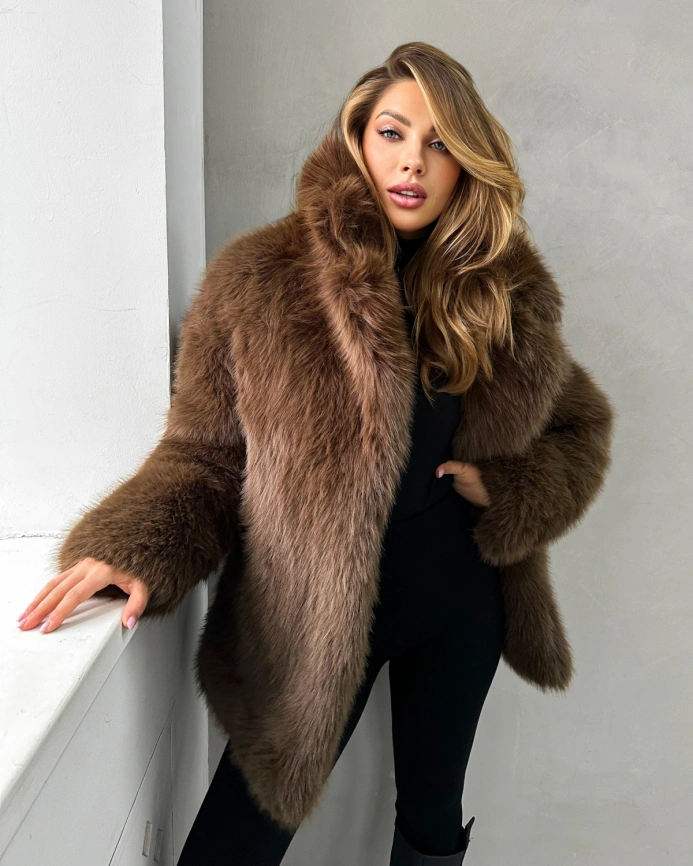 Короткая шуба из экомеха под соболя каштанового цвета фото 7