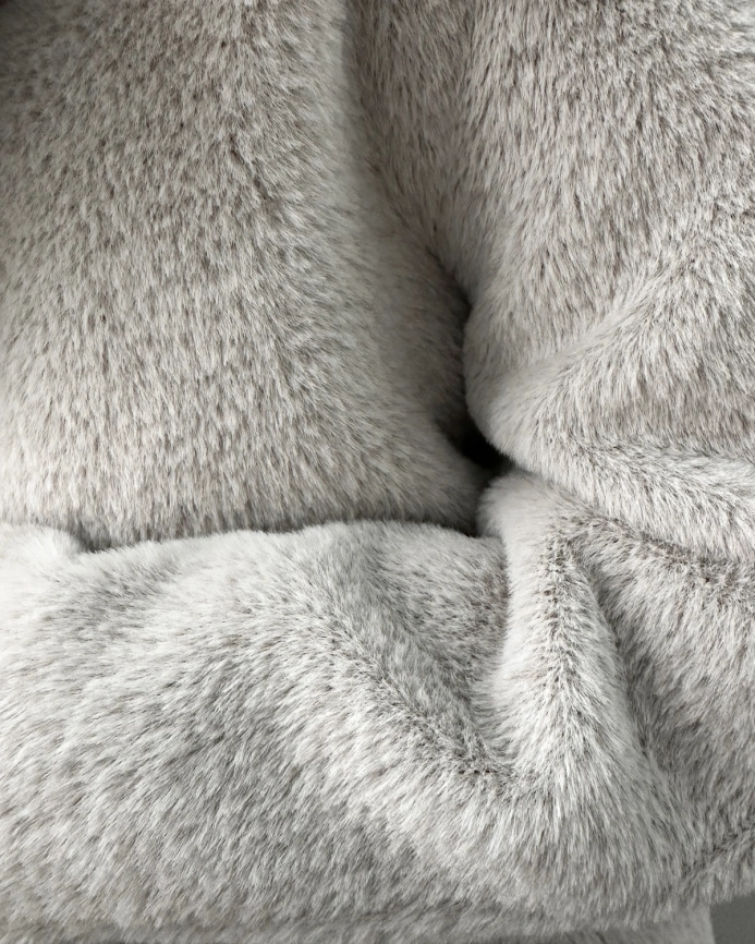 Длинное двубортное пальто из экомеха под норку светло-серое фото 11