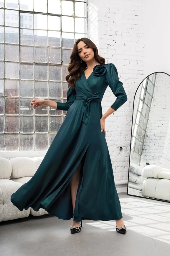 Длинное изумрудное вечернее платье с длинным рукавом и декором розой фото 1