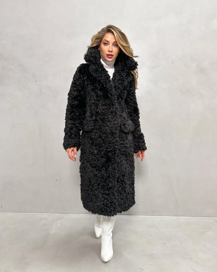 Длинная черная шуба-пальто из экомеха с кудрявой фактурой фото 11