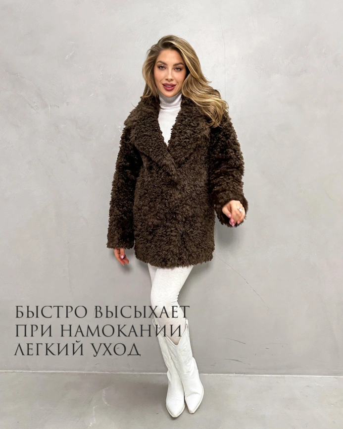 Короткая двубортная шуба из экомеха «тиградо» в шоколадном оттенке фото 6