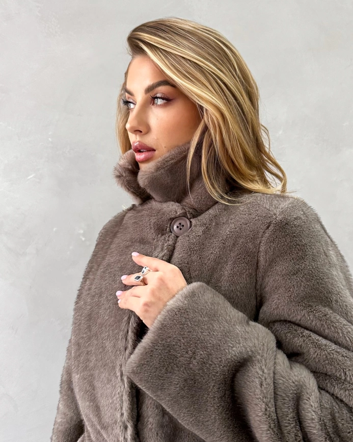 Шуба-миди из экомеха под норку в оттенке «мили-капучино» фото 5