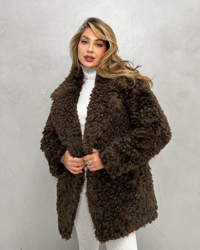 Короткая двубортная шуба из экомеха «тиградо» в шоколадном оттенке фото 7