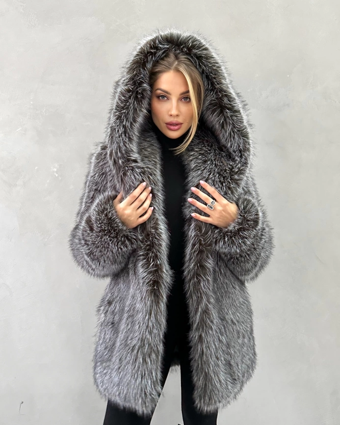 Короткая шуба из экомеха «чернобурка» с капюшоном фото 1