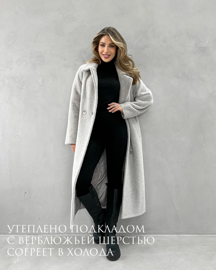 Длинное двубортное пальто из экомеха под норку светло-серое фото 2