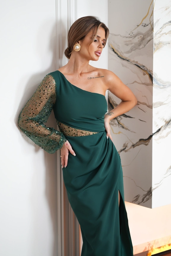 Длинное изумрудно-зеленое вечернее платье с ассиметричным верхом и рукавом с пайетками фото 5