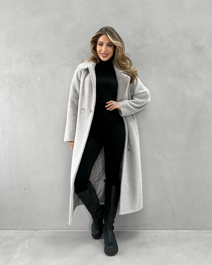 Длинное двубортное пальто из экомеха под норку светло-серое фото 2