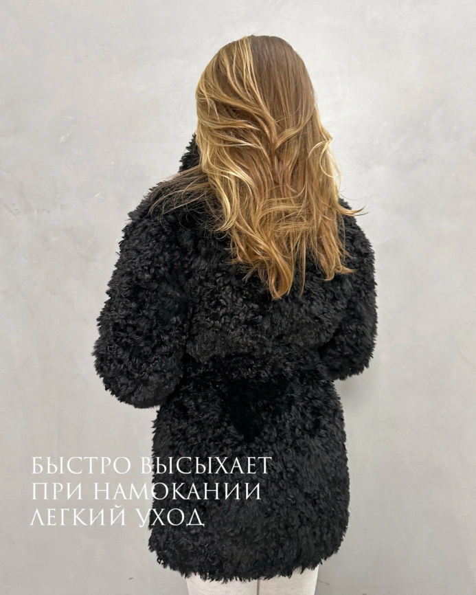 Короткая двубортная шуба из экомеха «тиградо» в черном цвете фото 8