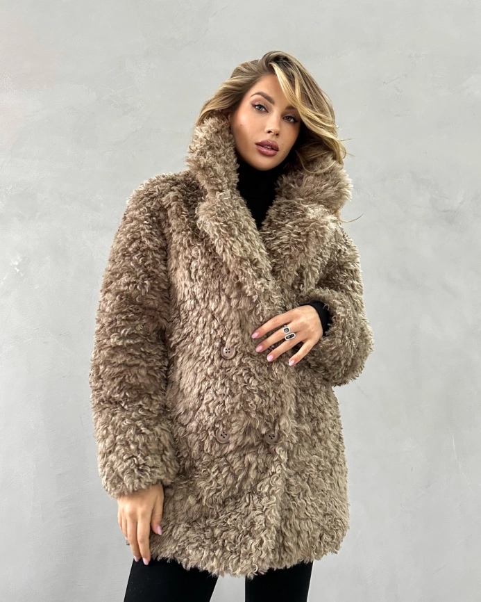 Короткая двубортная шуба из экомеха в бежевом оттенке фото 7