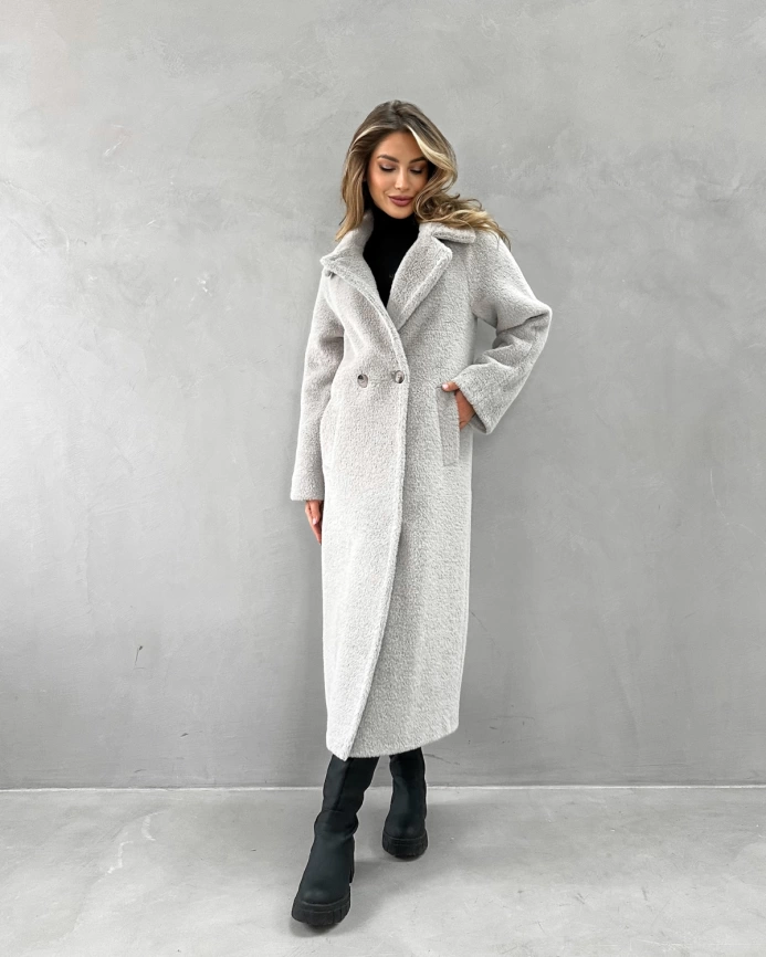 Длинное двубортное пальто из экомеха под норку светло-серое фото 5
