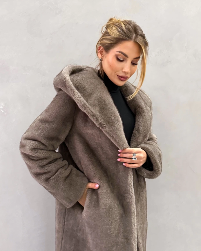 Длинная шуба с капюшоном из искусственного меха с фактурой норки в оттенке «мили-капучино» фото 11