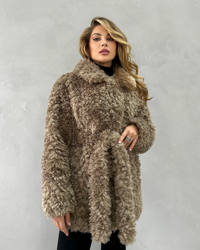 Короткая двубортная шуба из экомеха в бежевом оттенке фото 6