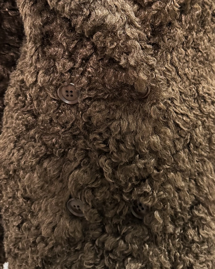 Короткая двубортная шуба из экомеха «тиградо» в шоколадном оттенке фото 11