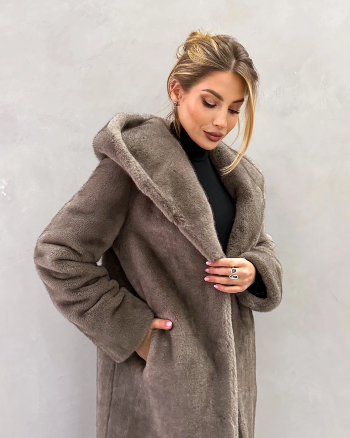 Длинная шуба с капюшоном из искусственного меха с фактурой норки в оттенке «мили-капучино» фото 11