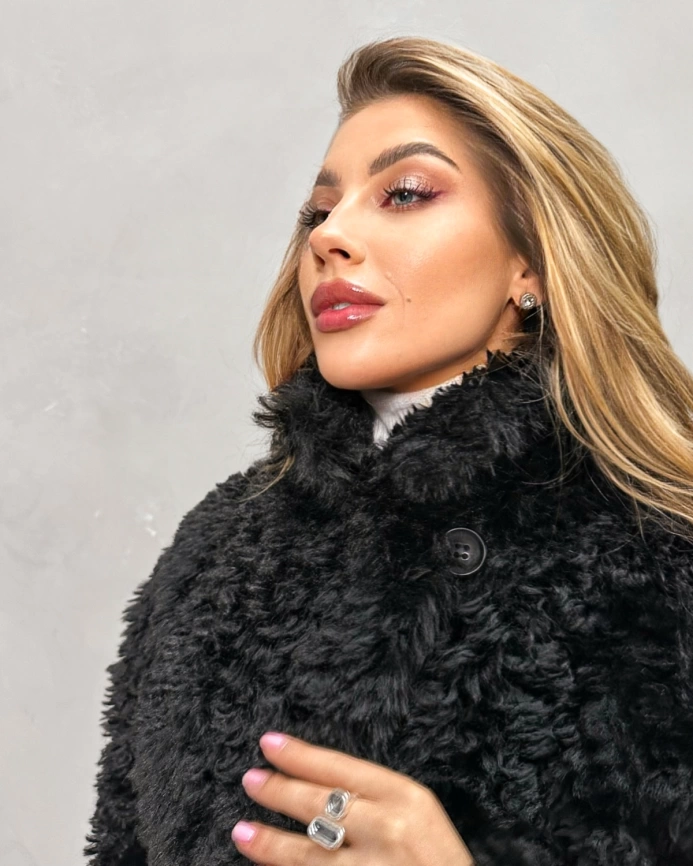 Шуба-миди из экомеха «тиградо» черного цвета фото 6