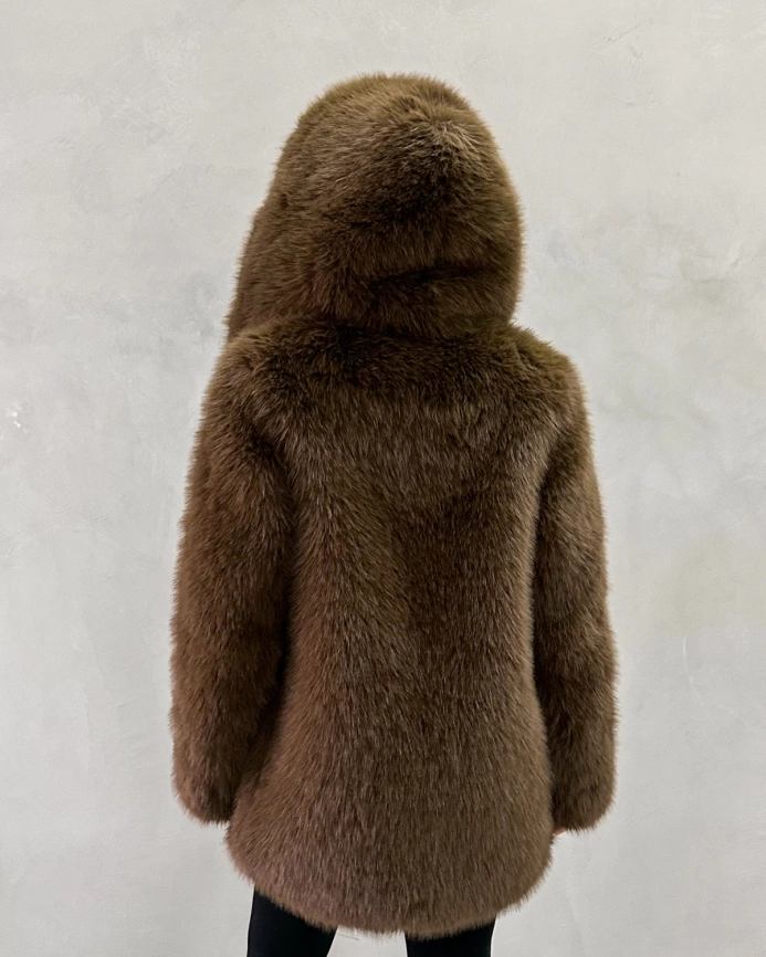 Короткая шуба с капюшоном из экомеха под соболя фото 13