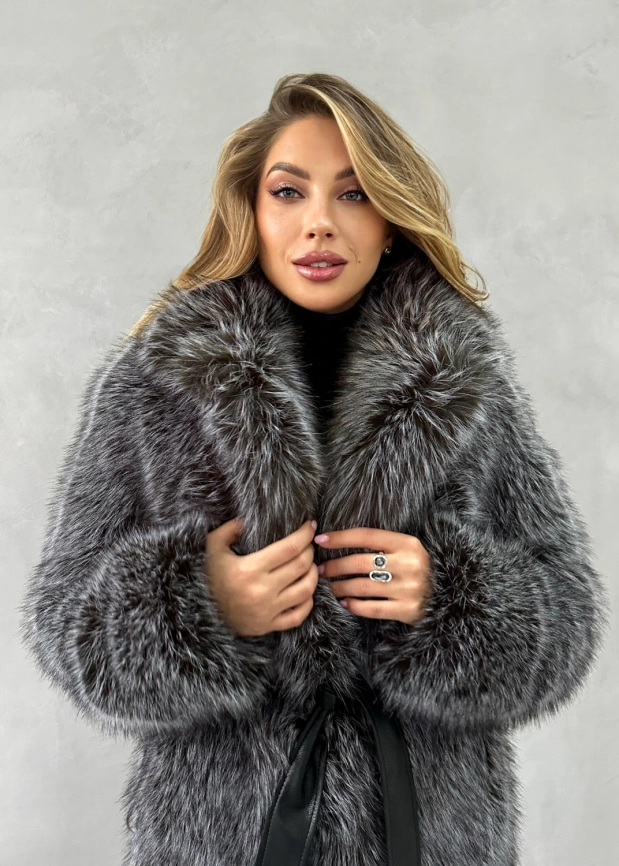 Шуба-миди из эко меха с фактурой чернобурой лисы фото 2