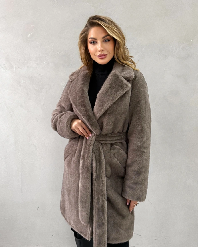 Шуба-миди из экомеха под норку в оттенке «мили-капучино» фото 6