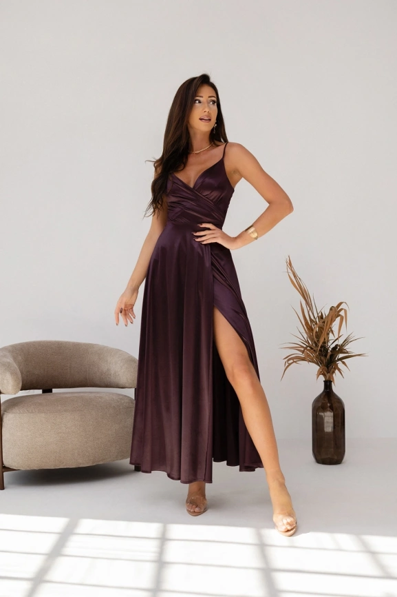 Темно-шоколадное атласное вечернее платье с V-образным декольте на запах и расклешенной юбкой фото 1
