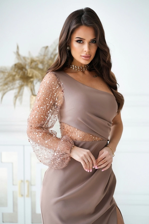 Длинное вечернее платье цвета капучино с асимметричным верхом и рукавом с пайетками фото 4