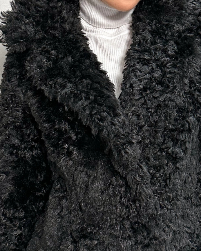 Короткая двубортная шуба из экомеха «тиградо» в черном цвете фото 9