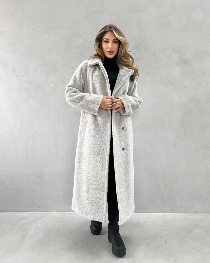 Длинное двубортное пальто из экомеха под норку светло-серое фото 9